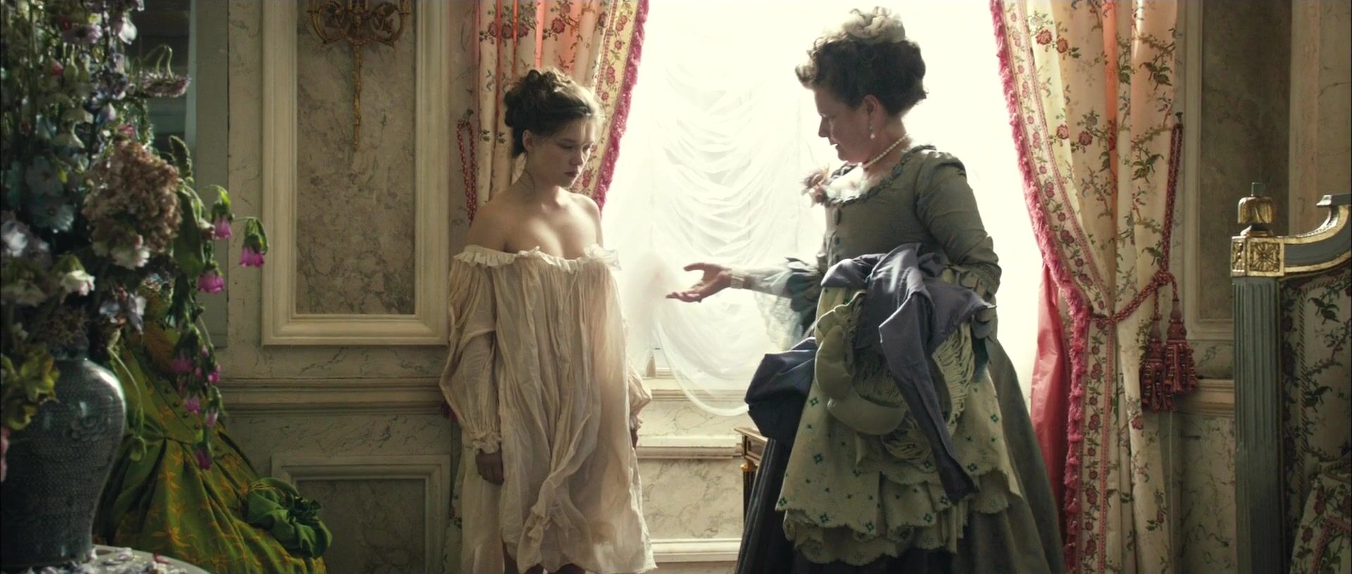 Completely Nude in Les adieux a la reine BluRay 1080p!