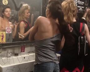 Topless in Rien Dans Les Poches!