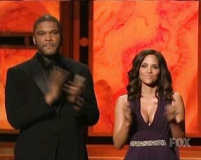 Cleavage from the 2009 NAACP Awards!