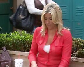 Cleavage on The New Adventures of Old Christine S05E04!