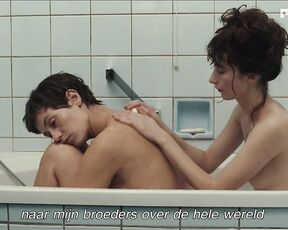 Nude in a bathtub in Soeur Sourire HDTV 720p!