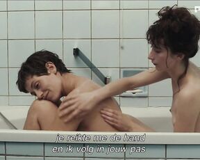Nude in a bathtub in Soeur Sourire HDTV 720p!