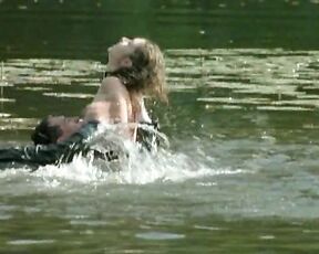 Naked in the water in Mes nuits sont plus belles que vos jours!