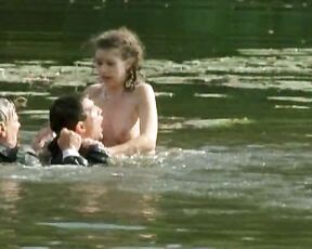 Naked in the water in Mes nuits sont plus belles que vos jours!