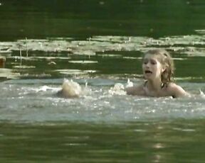 Naked in the water in Mes nuits sont plus belles que vos jours!