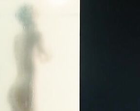 Nude Showering in Requiem pour une Tueuse!