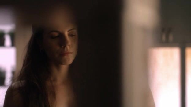 Undressed in Lost Girl s01e01!